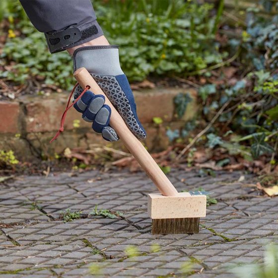 Short Reach Patio Brush