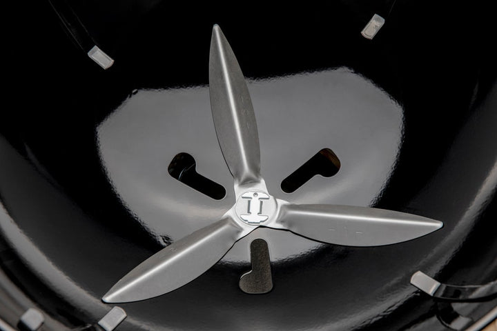 One-touch cleaning system on a Weber Master-Touch Premium E-5775 